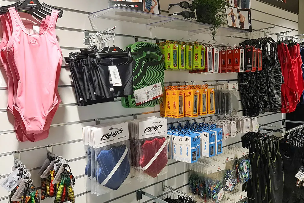 Bild på simutrustning som hänger i en butik på Pepparrotsbadet.
