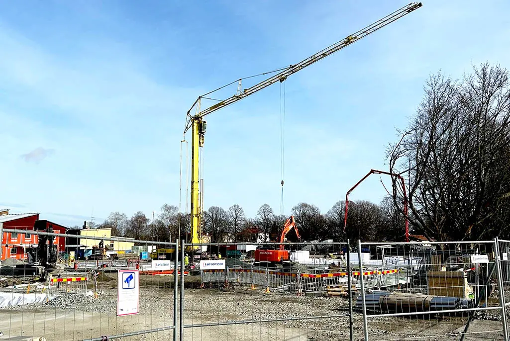 Bild på byggplats där man bygger bottenplattan till skolan