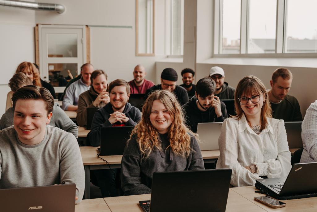 Grupp med vuxna elever i ett klassrum.