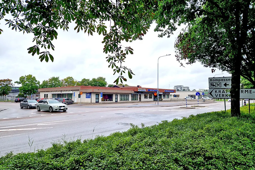 Bilden visar en vägkorsning, mellan Torggatan och Kaptensgatan. Det är träd i förgrunden.