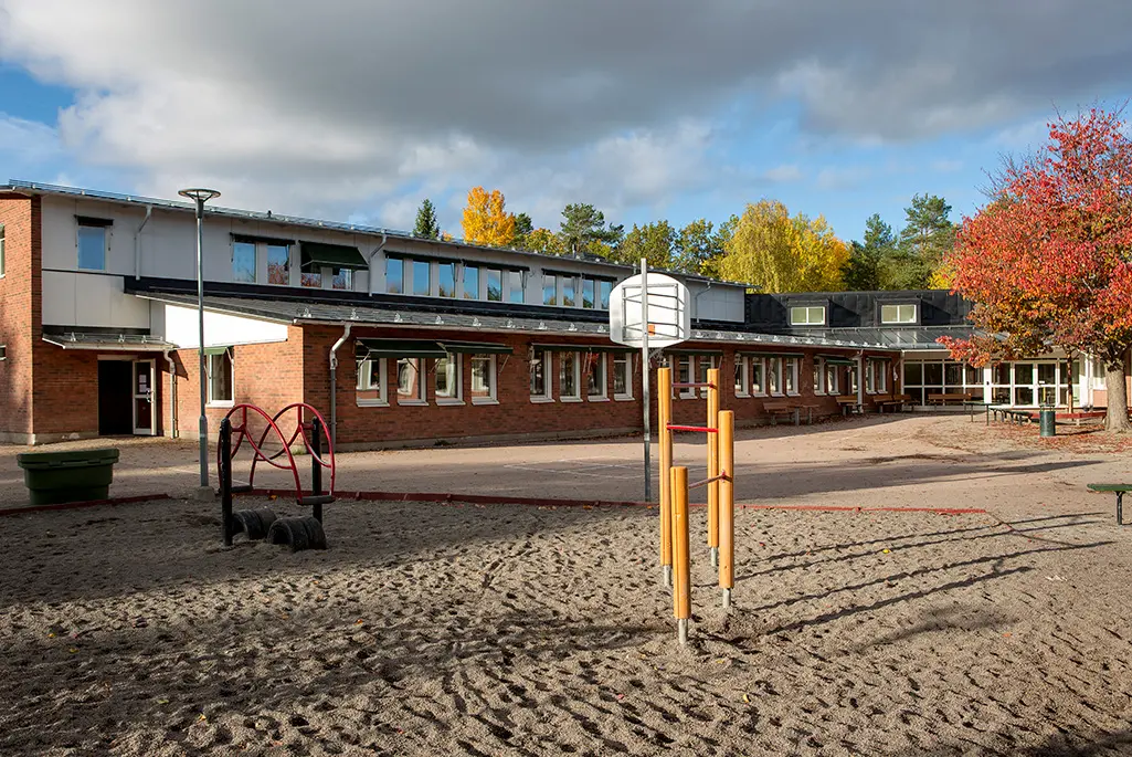 Bild på fasaden på Bergvretenskolan.