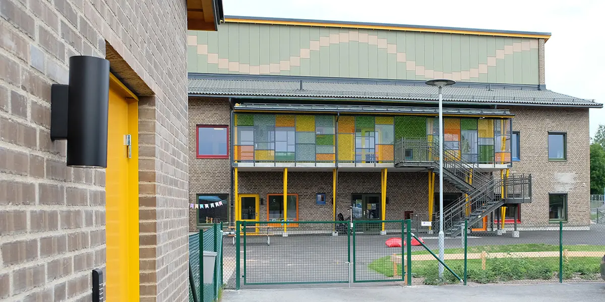 Tegelbyggnad, färgglada fönster, foto