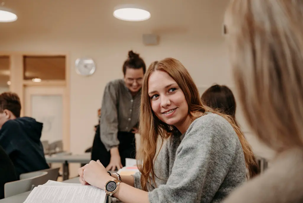 Foto på elever på ekonomiprogrammet.