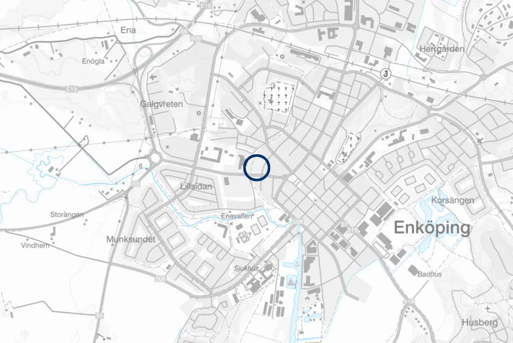 Kartbild över centrala Enköping. Ett område är markerat med blå ram. Det området är det som texten pratar om.
