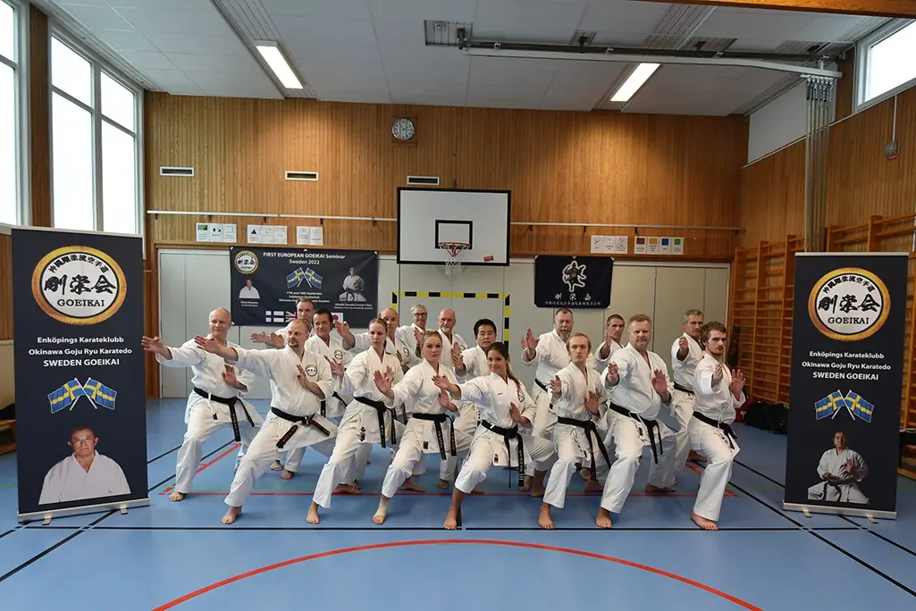 Medlemmar ur OGR Karate poserar för en bild.
