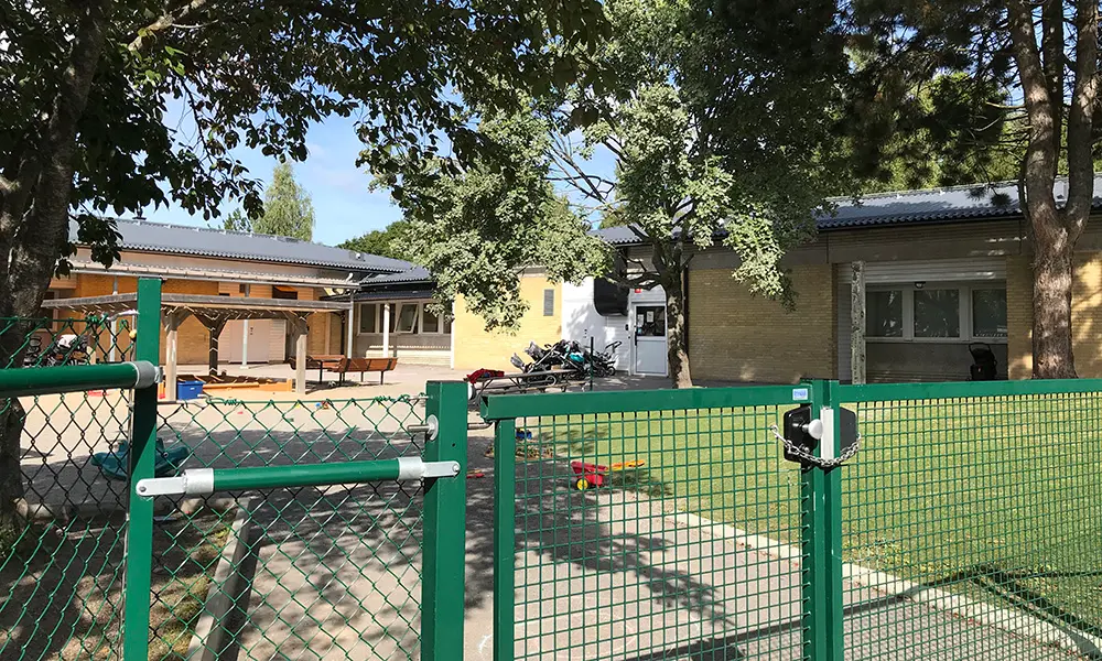 Foto på Kraftens förskola och deras utegård. 
