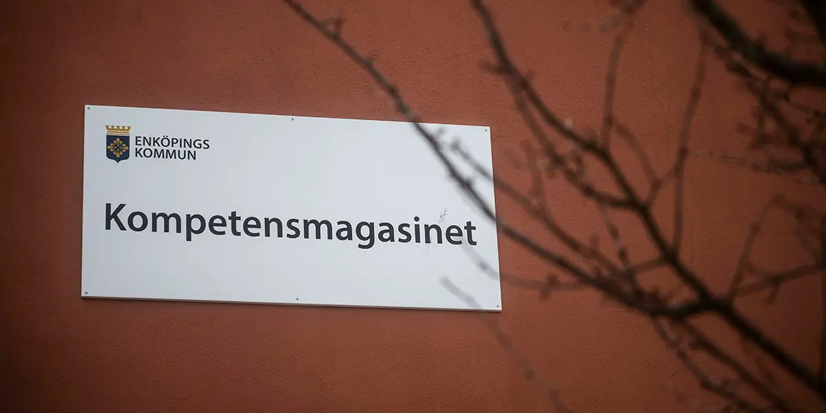 Fasadskylt med texten Kompetensmagasinet.