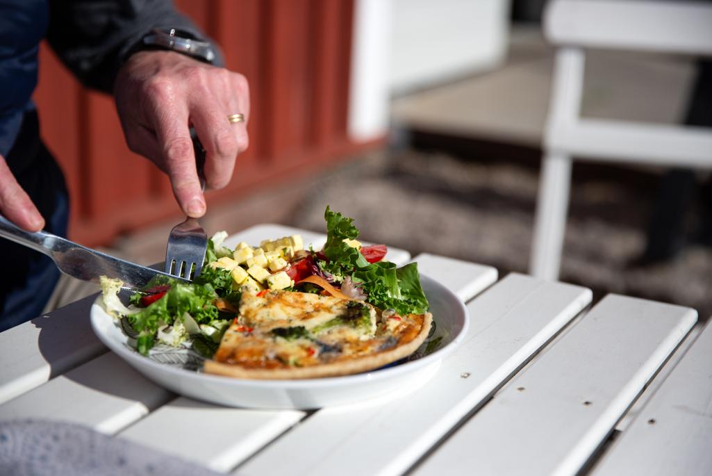 "Tallrik med mat och händer som hanterar kniv och gaffel"