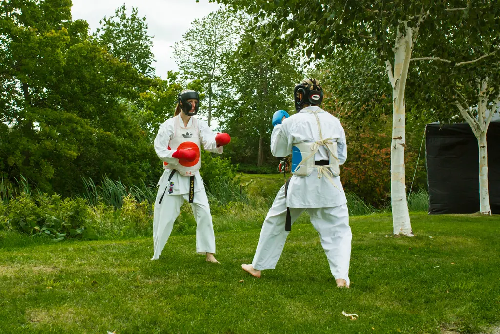 Foto på två vuxna i karatedräkter.