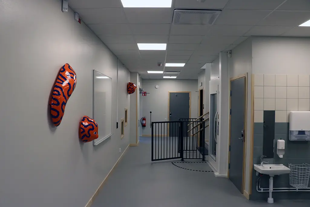 Liknande skulptur som på skolgården syns på väggarna i byggnaden.