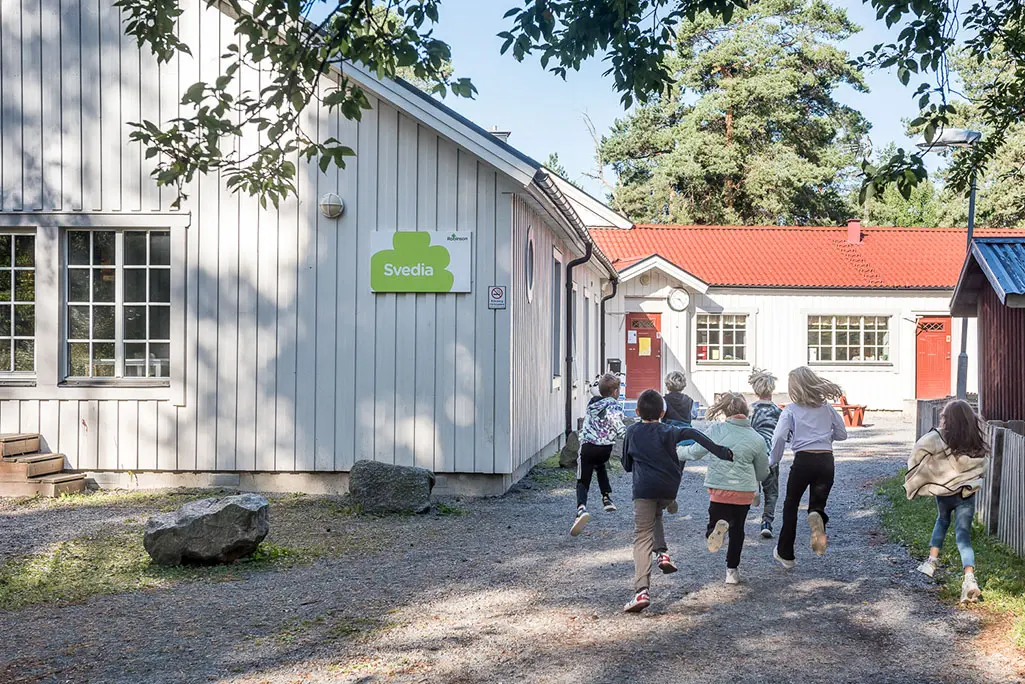 Foto av Robinson Svedia. Det är ett vitt trähus. 