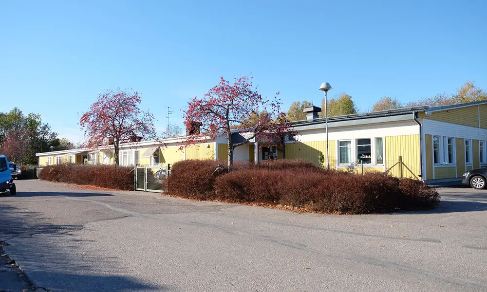 Foto av Bolmörtens förskola. Det är en gul byggnad med vita detaljer.