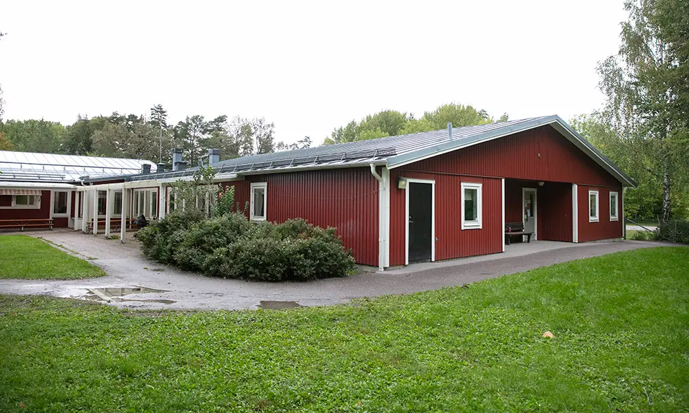 Foto på Salnecke förskola. Det är ett vitt trähus med vita knutar.