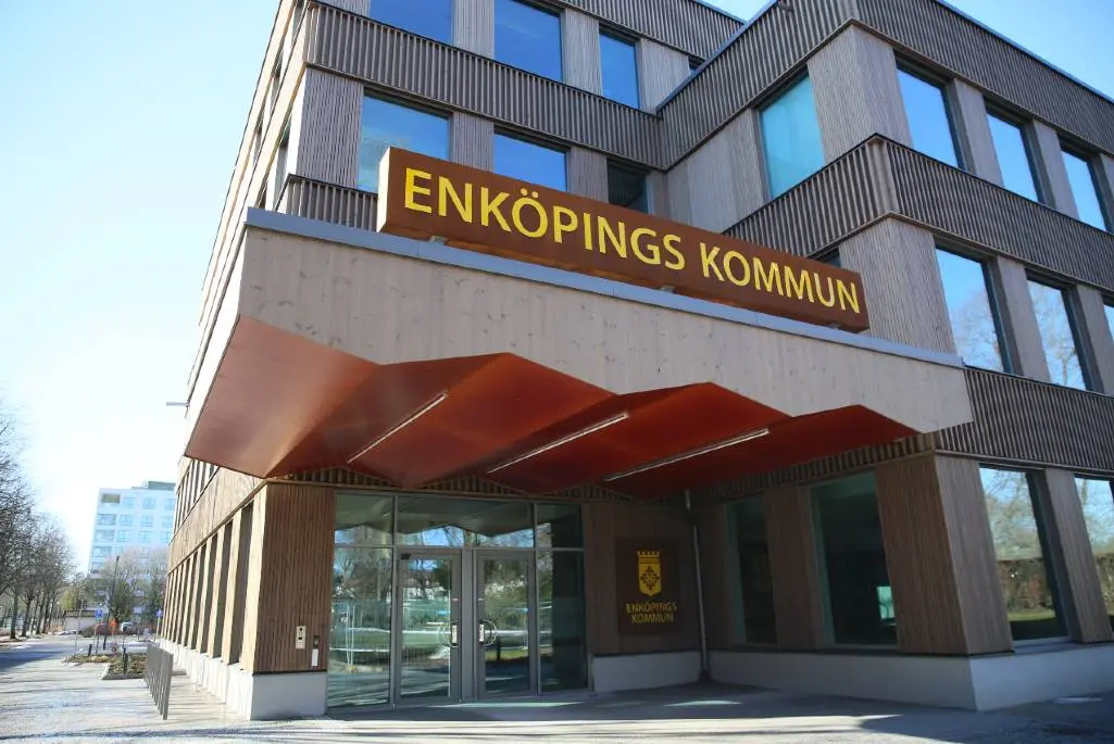 Utsidan av kommunhuset, med entren i fokus.