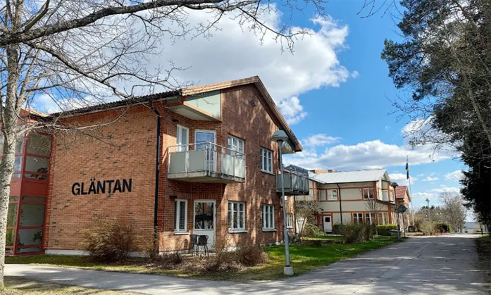 Bild som visar utsidan av omvårdnadsboendet Gläntan i Enköping.